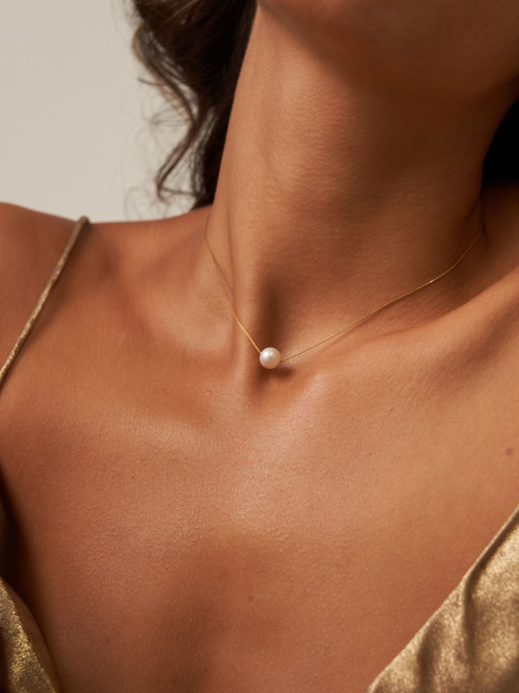 Single Pearl Choker Necklace in Gold
