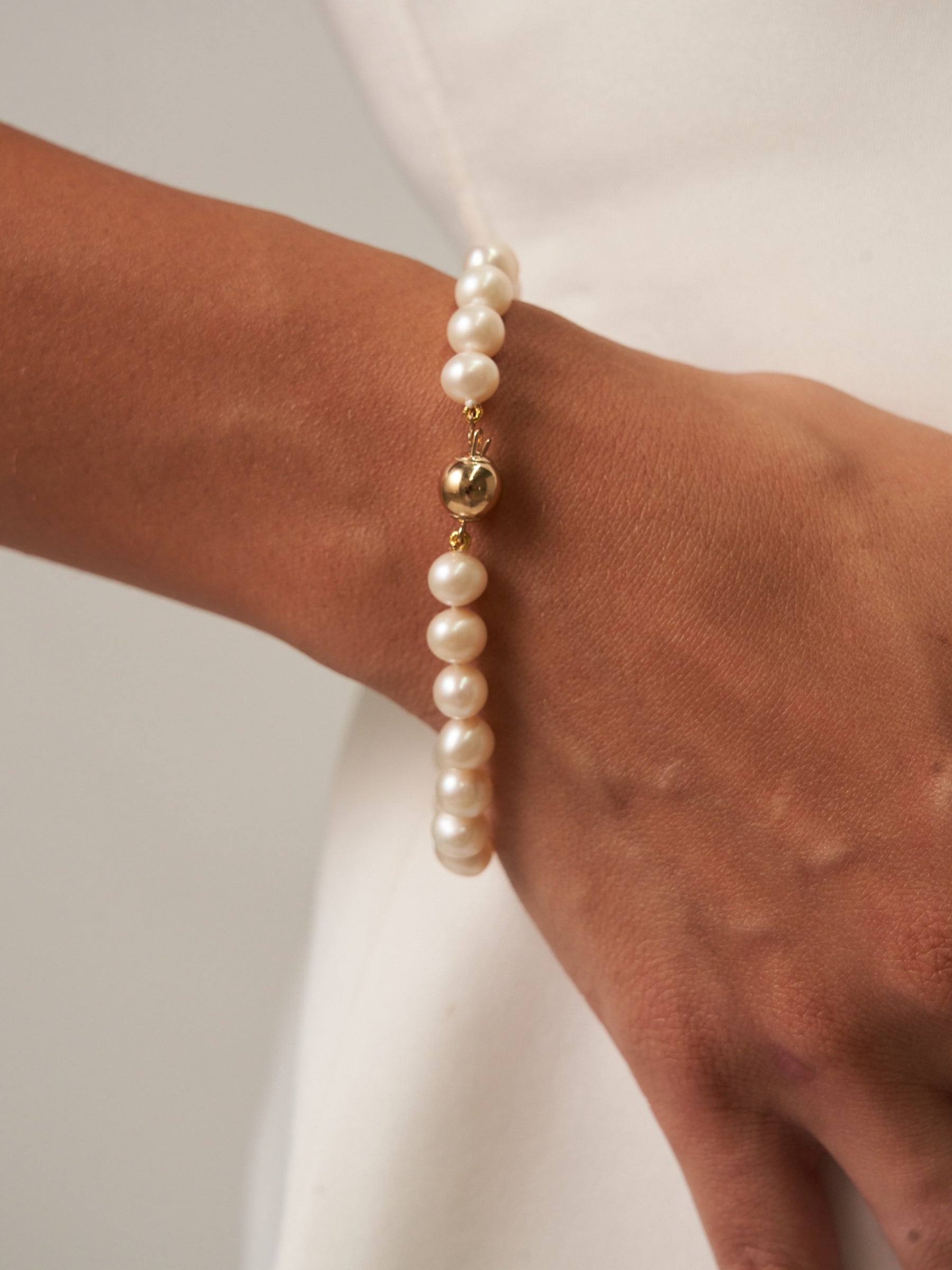 White Pearl Strand Bracelet Gold