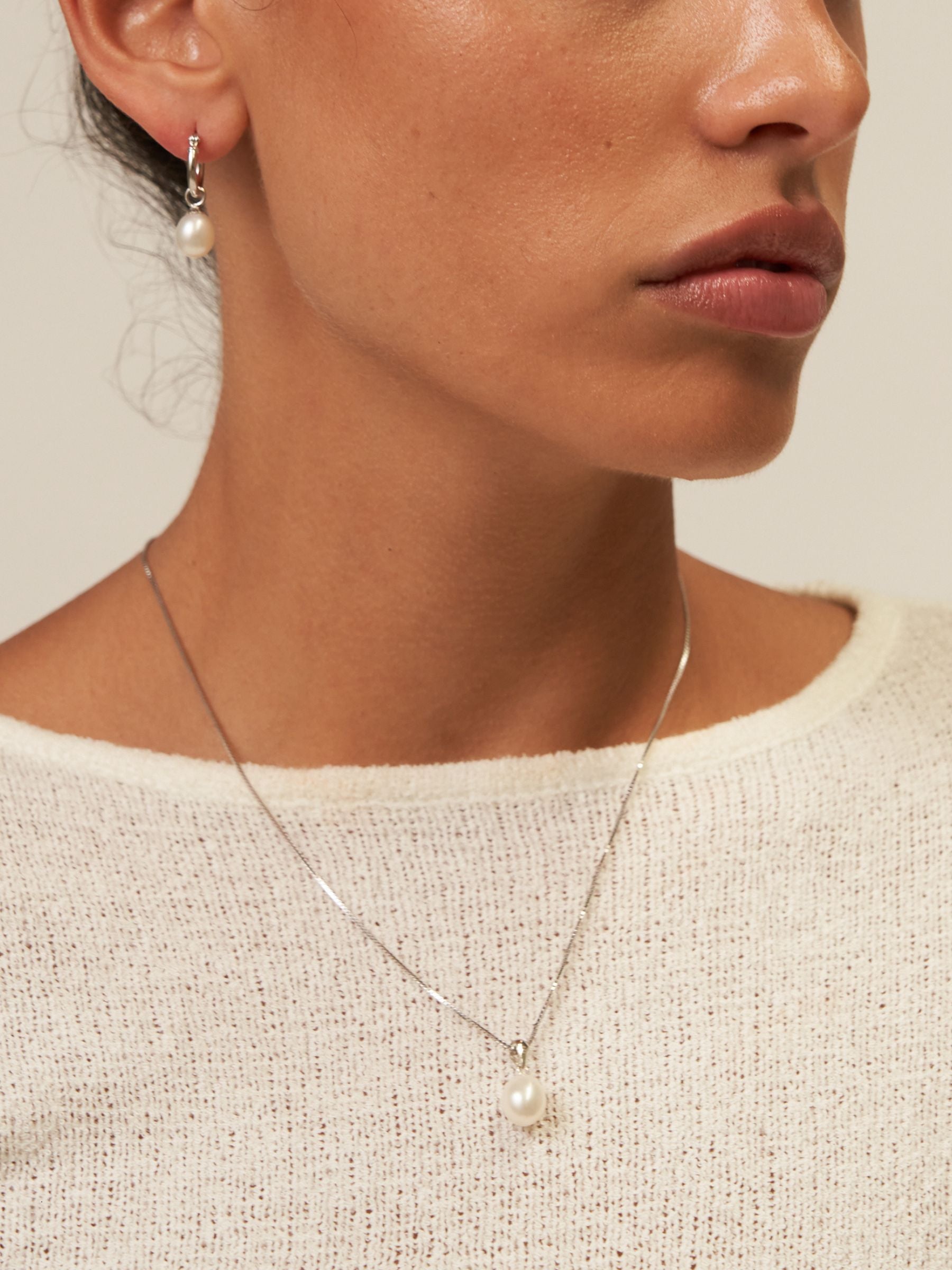 Adjustable Pearl Pendant Necklace