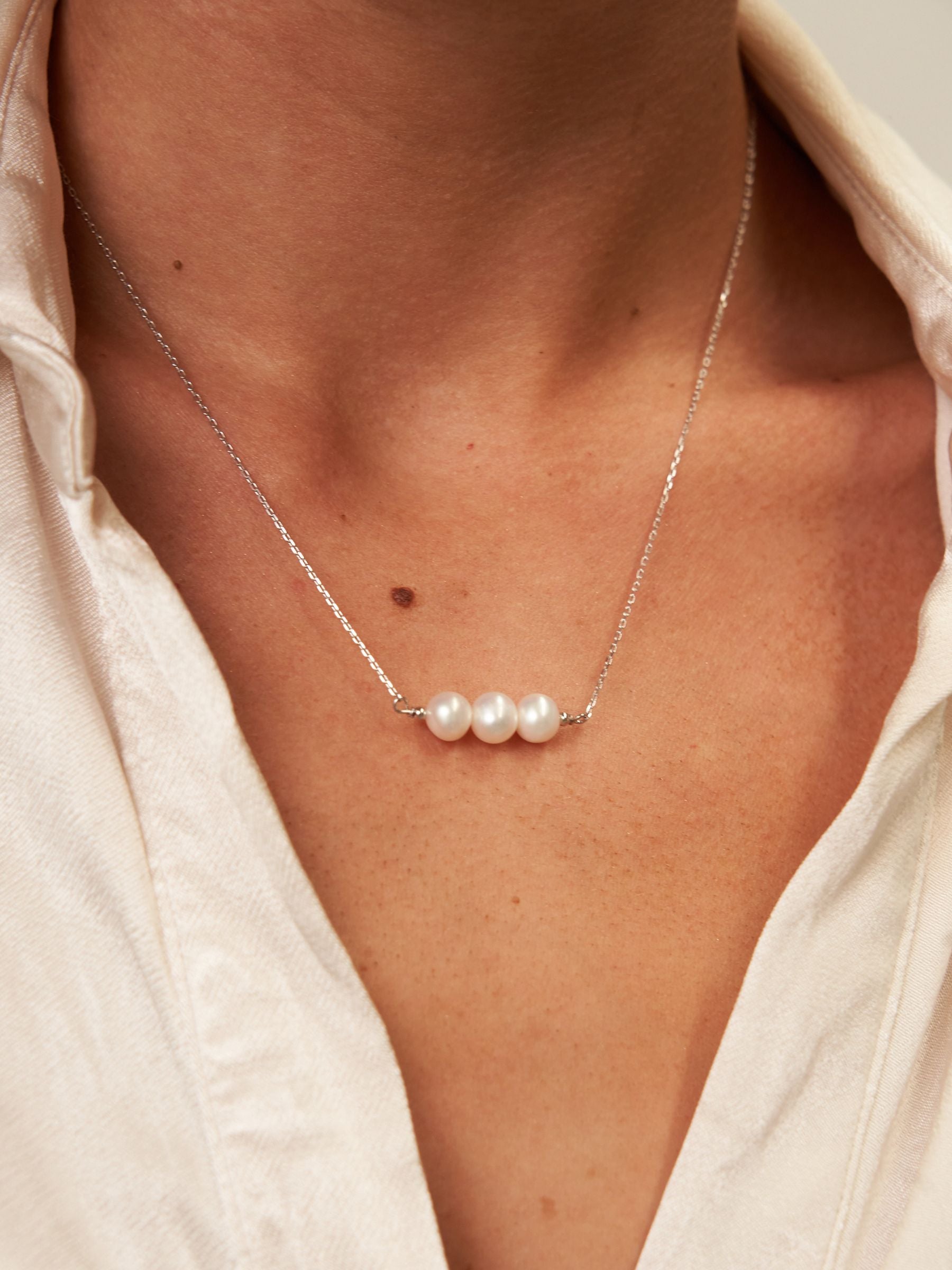 Three Pearl Pendant Necklace 
