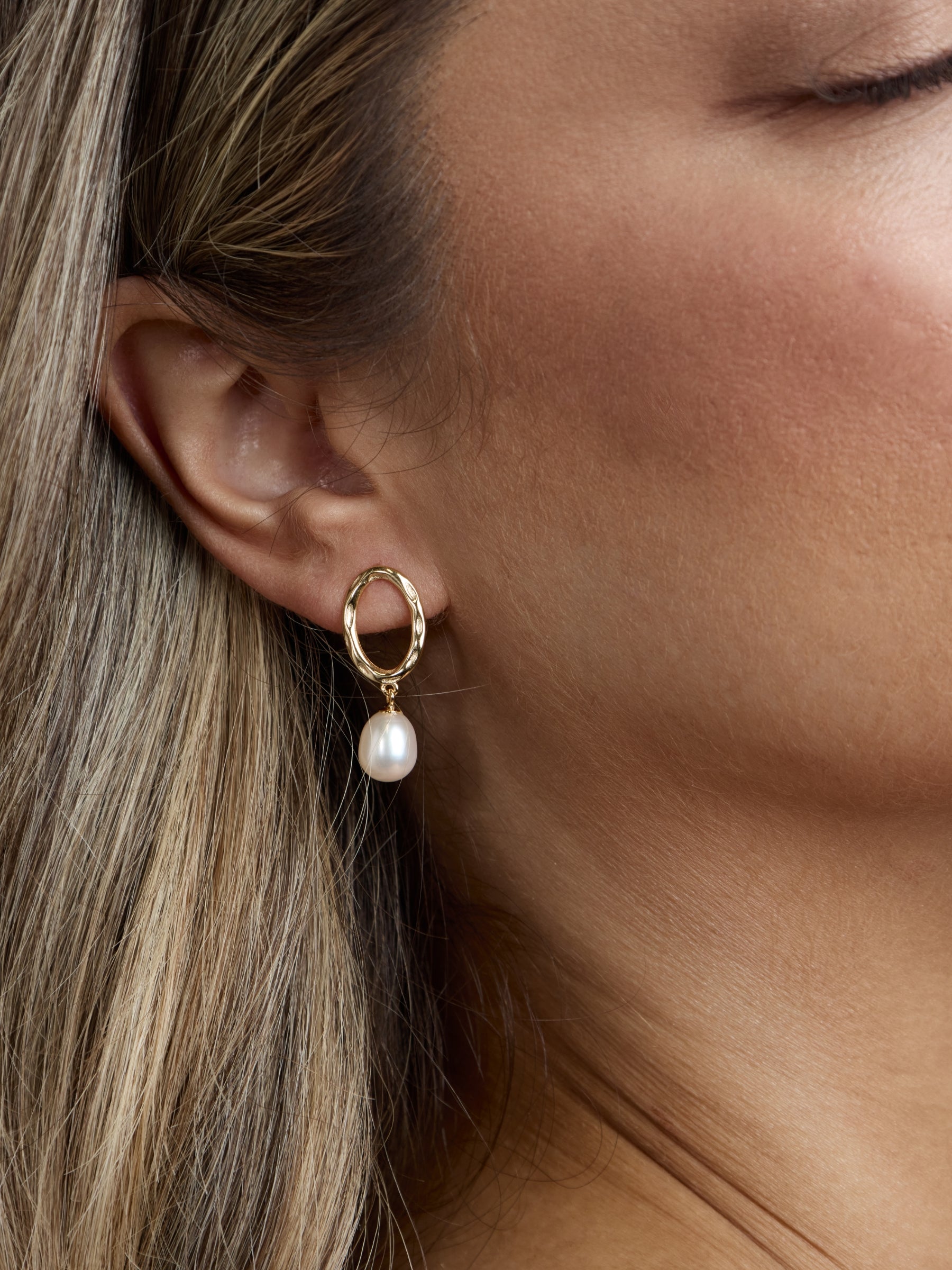 Maddi | Gold Oval Pearl Earrings