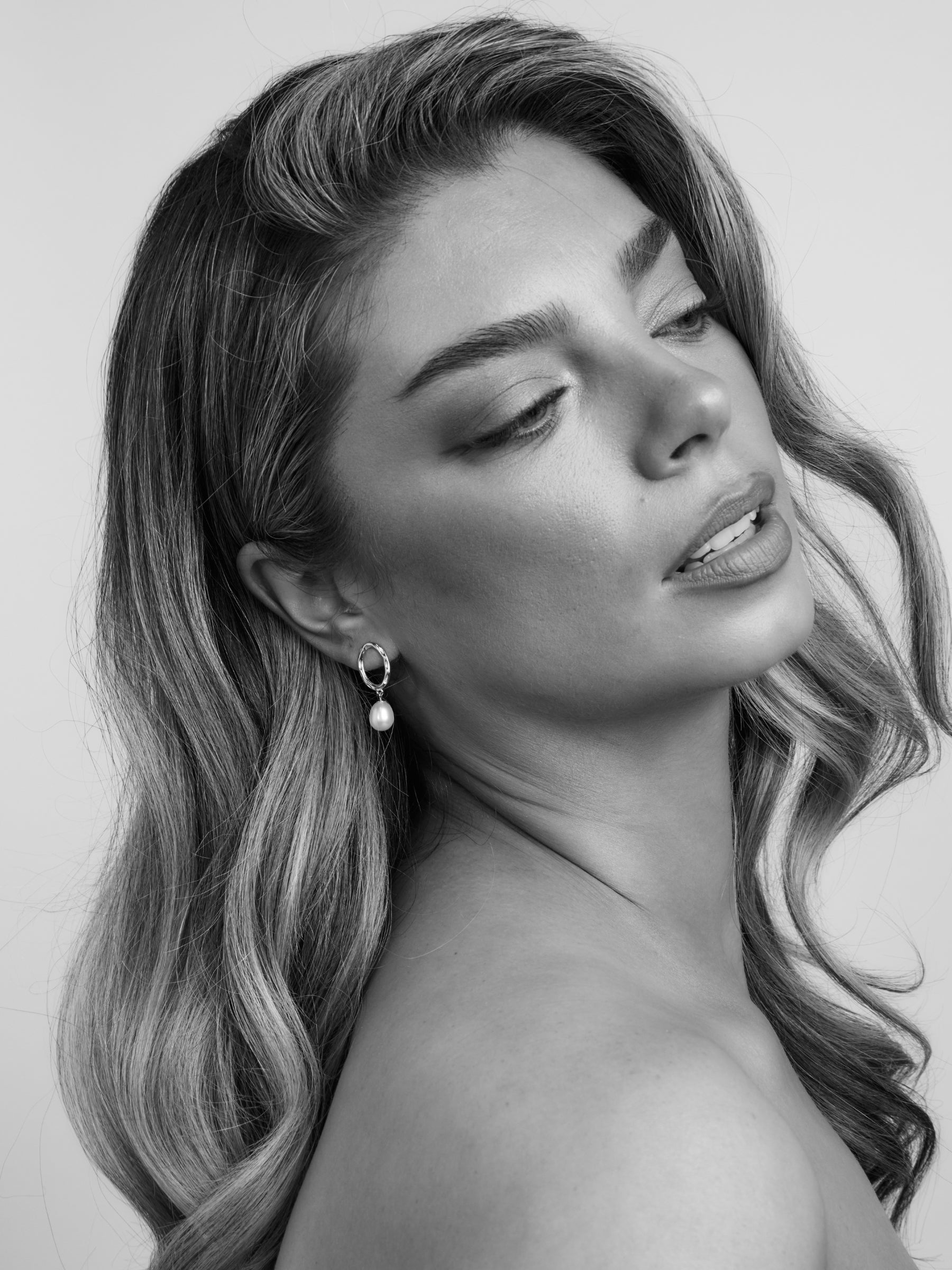 Maddi | Gold Oval Pearl Earrings