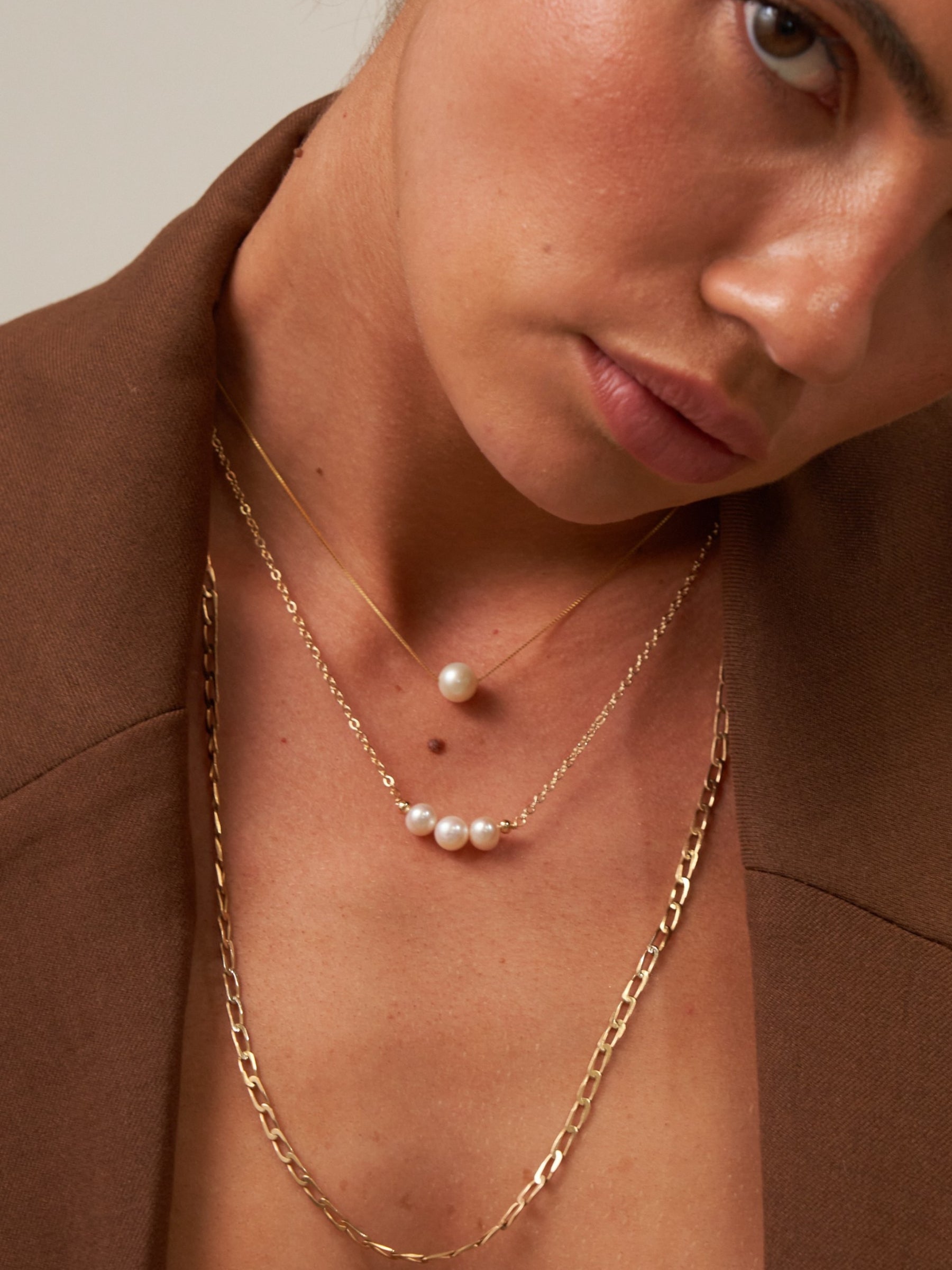 Single Pearl Choker Necklace in Gold
