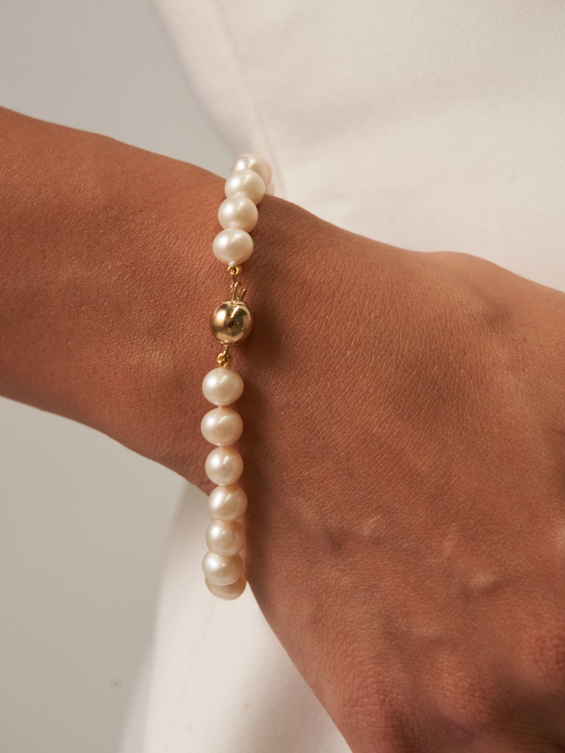 White Pearl Strand Bracelet Gold