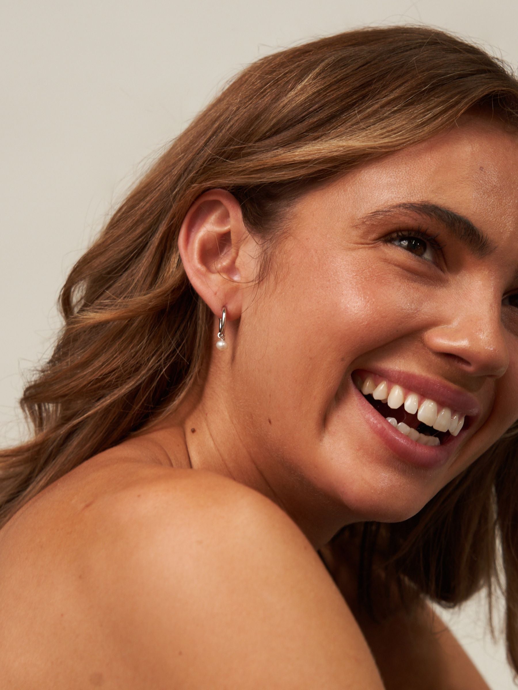 SMALL PEARL HOOP EARRINGS 