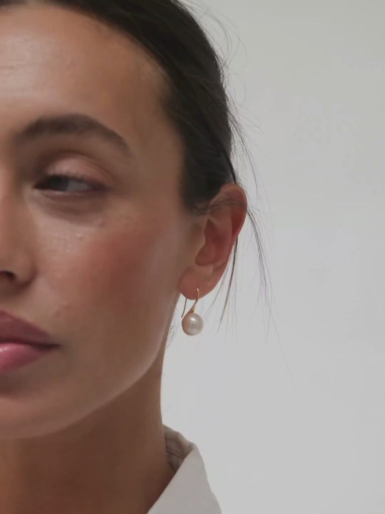 Large pearl Drop earrings gold