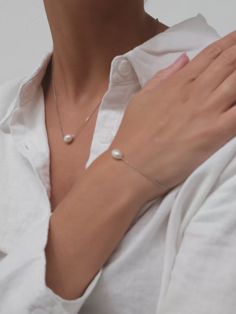 The Elluin pearl bracelet and necklace set in silver