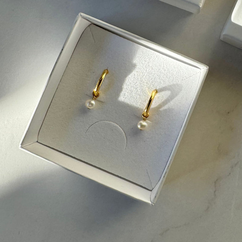  PEARL HOOP EARRINGS GOLD