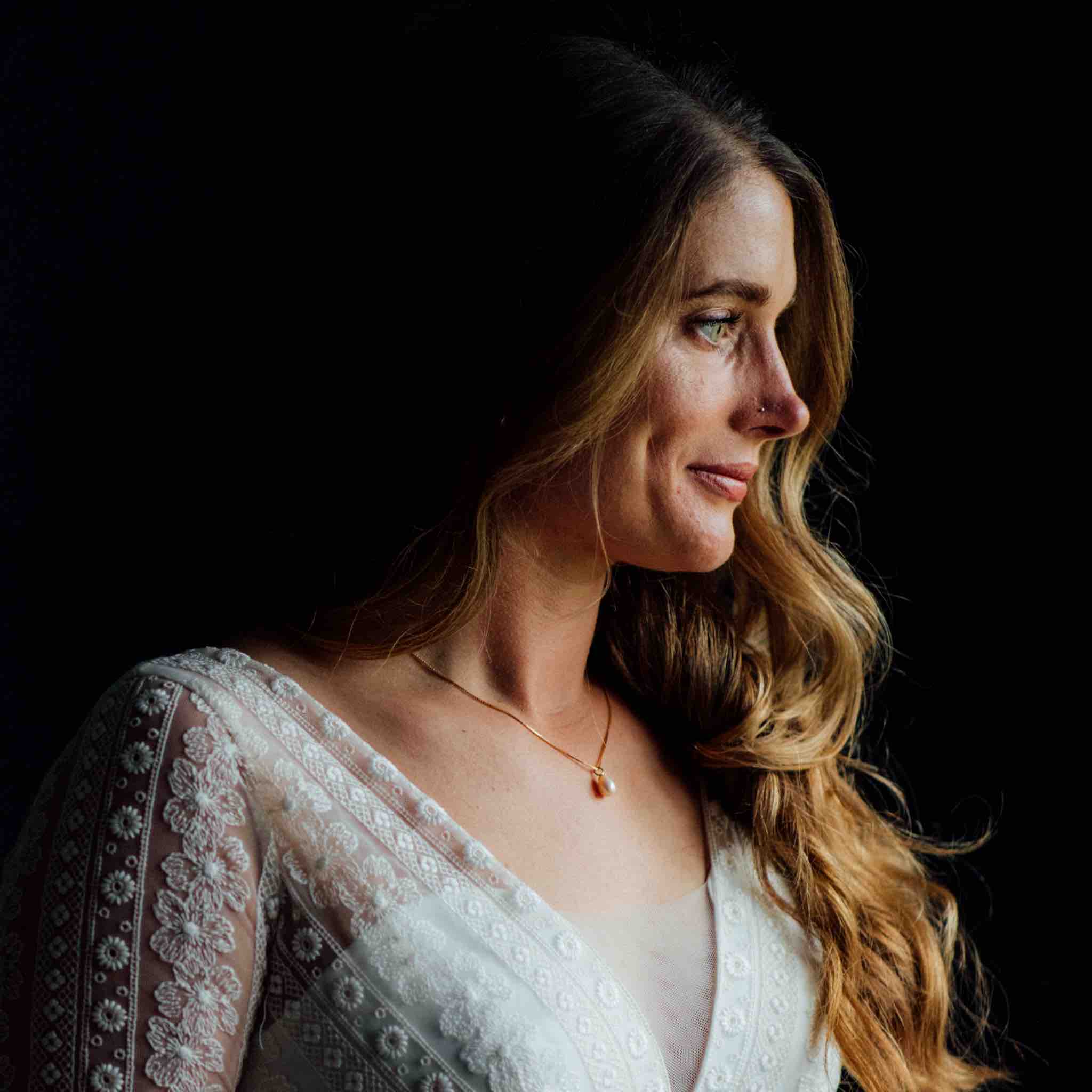 Anna necklace on a bride. A freshwater teardrop pearl hanging on a 14k gold vermeil chain.