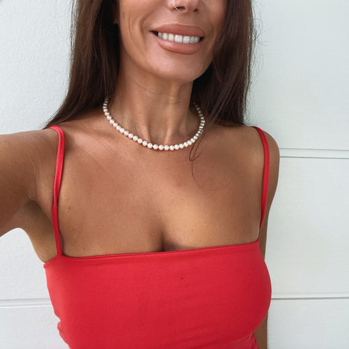 Pearl necklace choker on model smiling